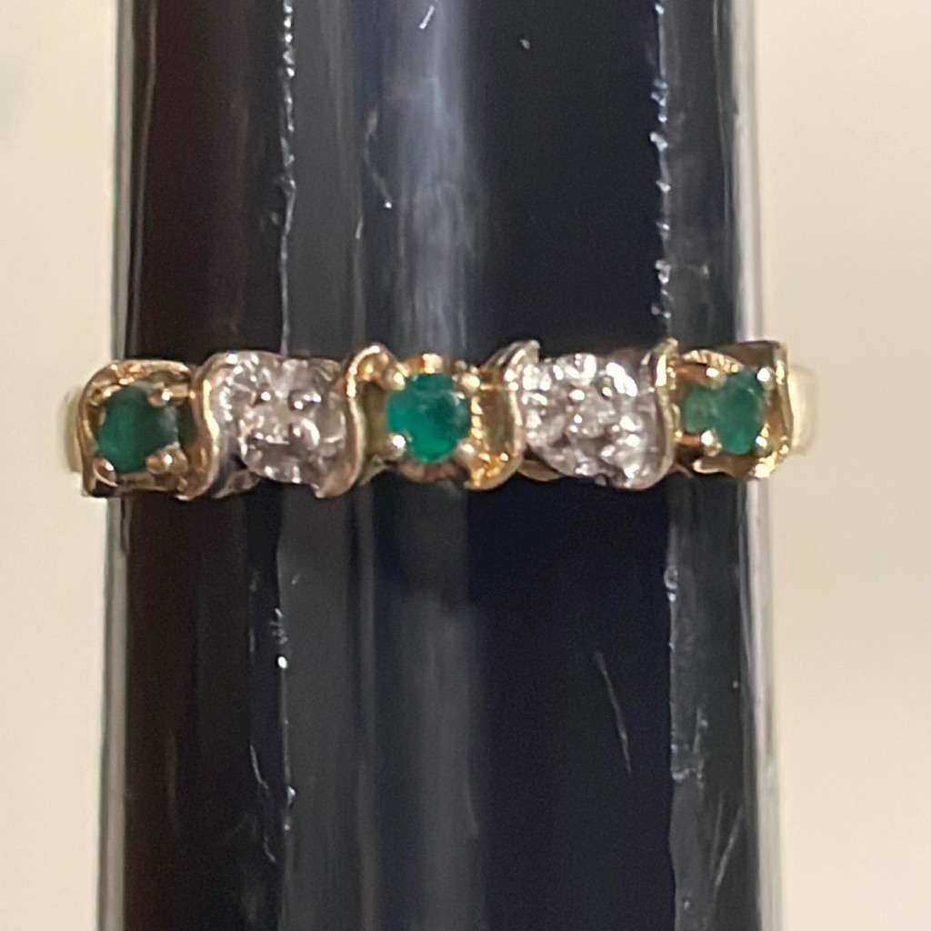 10k Gold Ring With Green Stone And Tiny Diamond ? Size 6 1/2